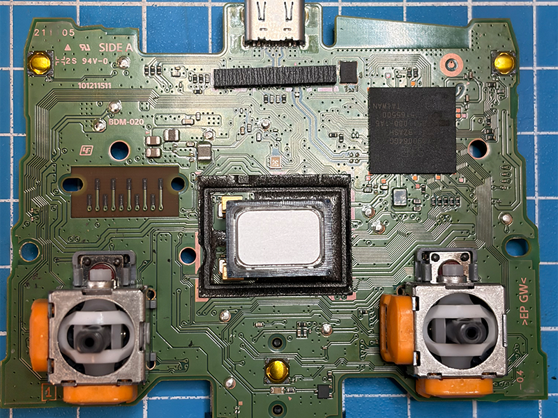 Hall-szenzoros technológia beépítve a kontroller alaplapjába a stick drift ellen