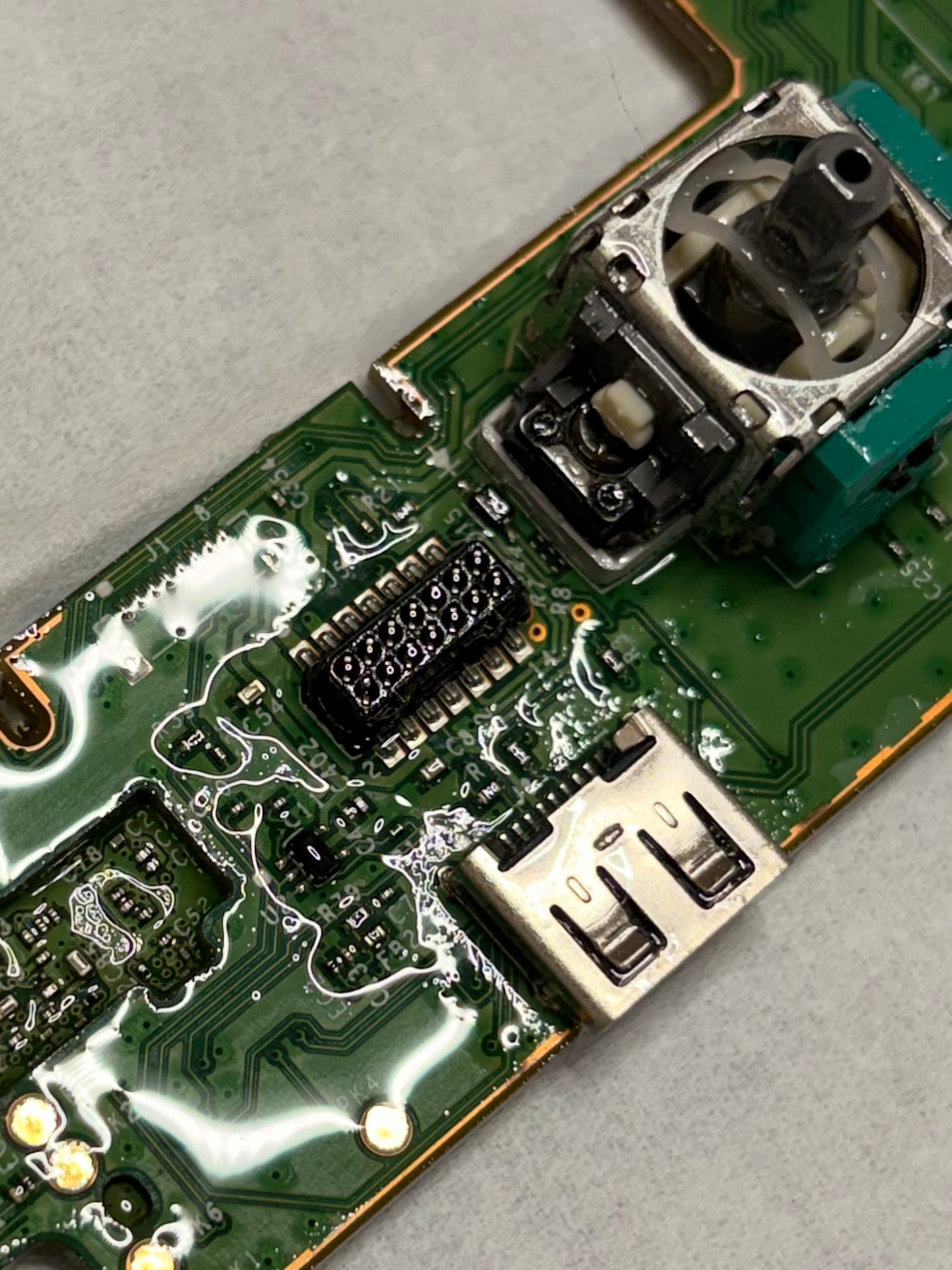 WD-40 által okozott károsodás egy szétszedett kontroller alaplapján