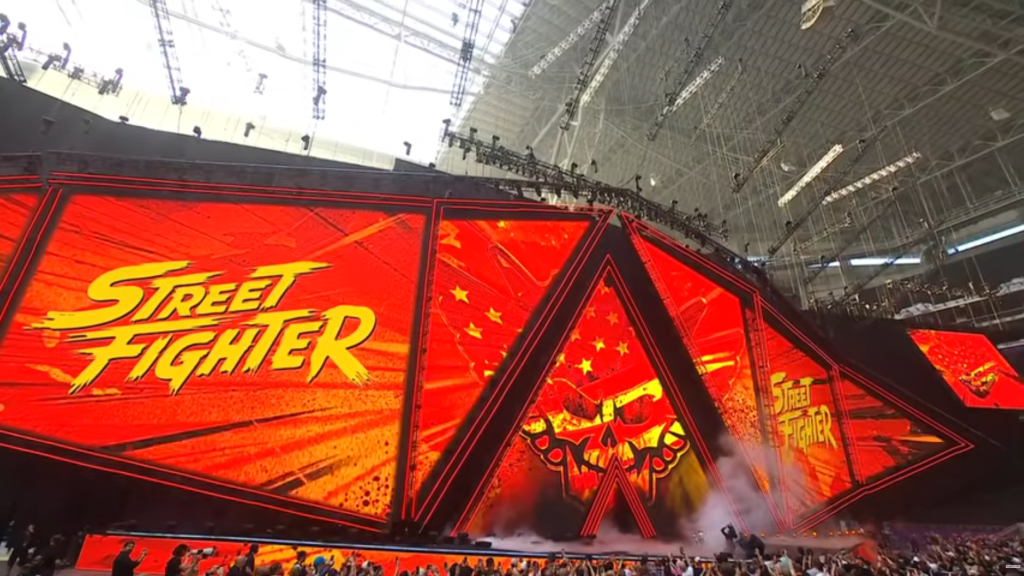 Cody Rhodes Guile jelmezben a WWE SummerSlam 2026 ring körül