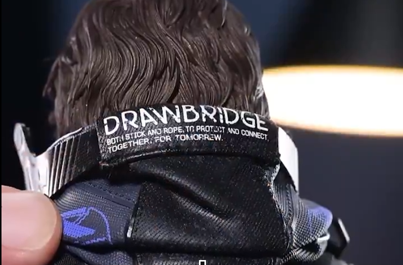 A Death Stranding 2 Sam figura hátán látható "TOMORREW" elírás