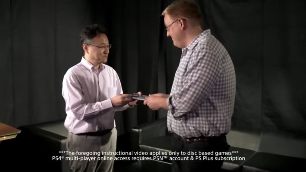 Shuhei Yoshida és Adam Boyes PlayStation játékot cserélnek
